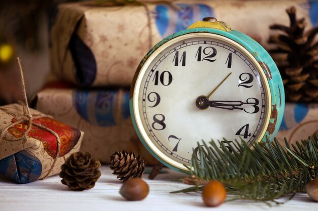 Fundos de Natal. Presentes e doces caner no fundo de madeira.