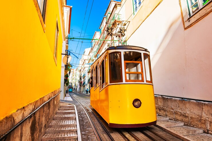 Foto funicular amarelo na ferrovia em lisboa, portugal. destino de viagem famoso