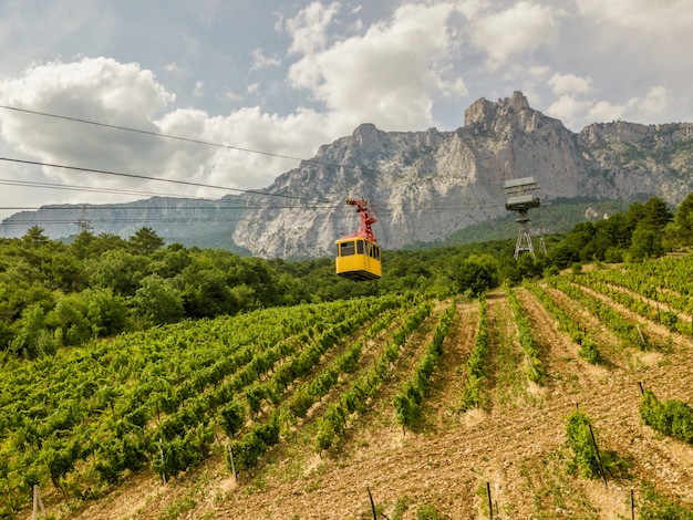 El funicular de la cabina amarilla transporta a las personas a la cima de la montaña durante la temporada de verano.