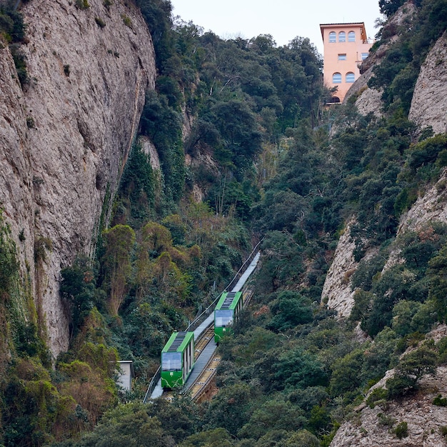 Funicular de la montaña de Montserrat a Santa Cova La abadía benedictina de Santa María de Montserrat en Monistrol de Montserrat España