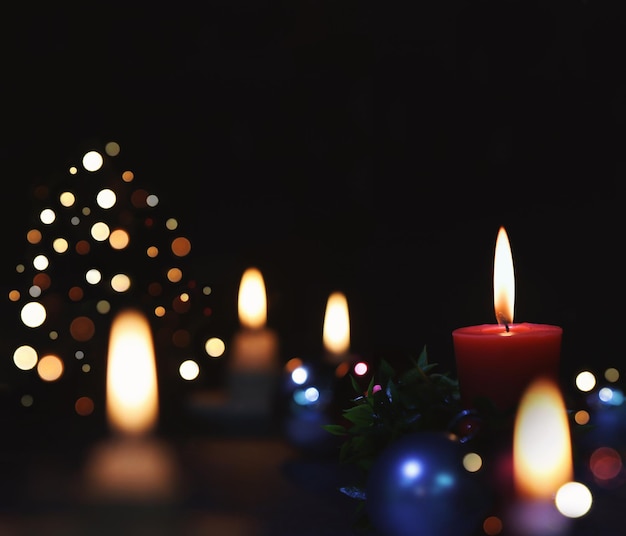 Foto funkelnde christbaumdekorationen der kirche, hell erleuchtete kerzen und heller hintergrund, der t feiert