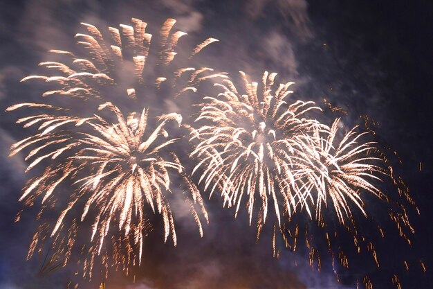 Funkelndes Feuerwerk gegen den dunklen Nachthimmel im Rauch