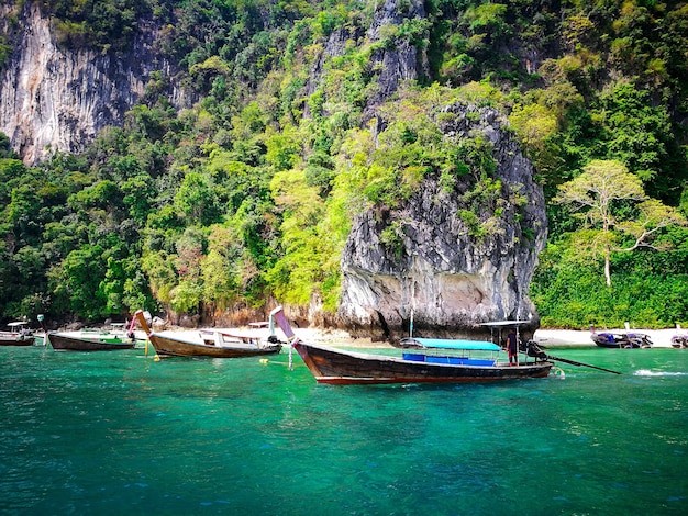 Funkelndes Kristallwasser in Koh Hong Island