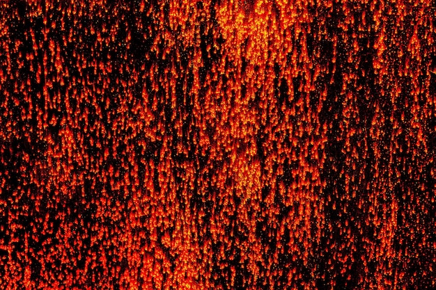 Funkelndes Muster und Textur des Feuerregens. Abstrakter roter und schwarzer Hintergrund