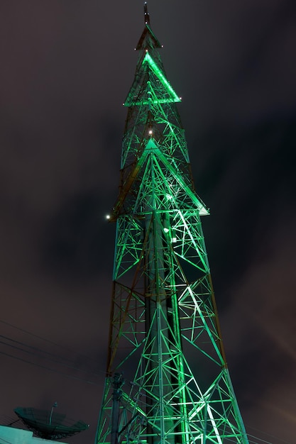Funkturm in der Stadt Sao Paulo bei Nacht beleuchtet Hochwertiges Foto