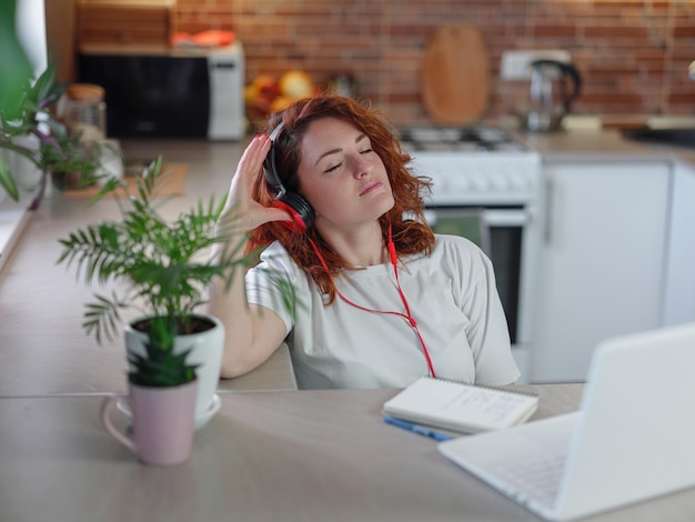 Funky hipster mujer escuchando su canción favorita o podcast de música