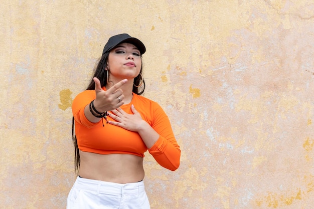 Foto funky joven mujer latina bailando hip-hop en la calle panamá foto de archivo