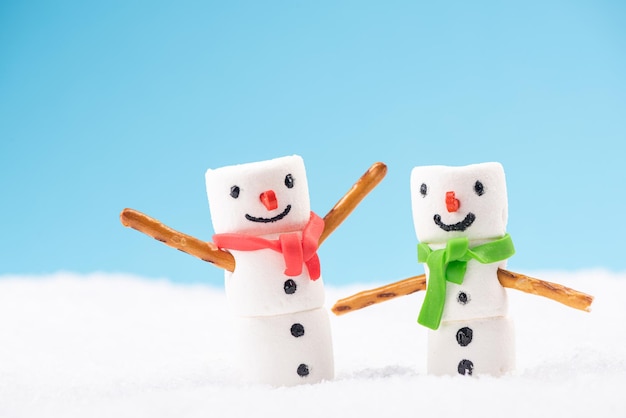 Funny Cute Marshmallow Snowmans Juegos divertidos al aire libre en la nieve