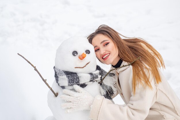 Funny Girl Love invierno Retrato de invierno Bien vestido disfrutando del invierno Chica de belleza Divirtiéndose en Wi