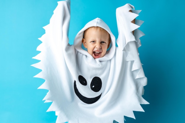 Funny Halloween Kid Concept oder April Fool's Witz kleines süßes Kind mit weiß gekleidetem Kostüm
