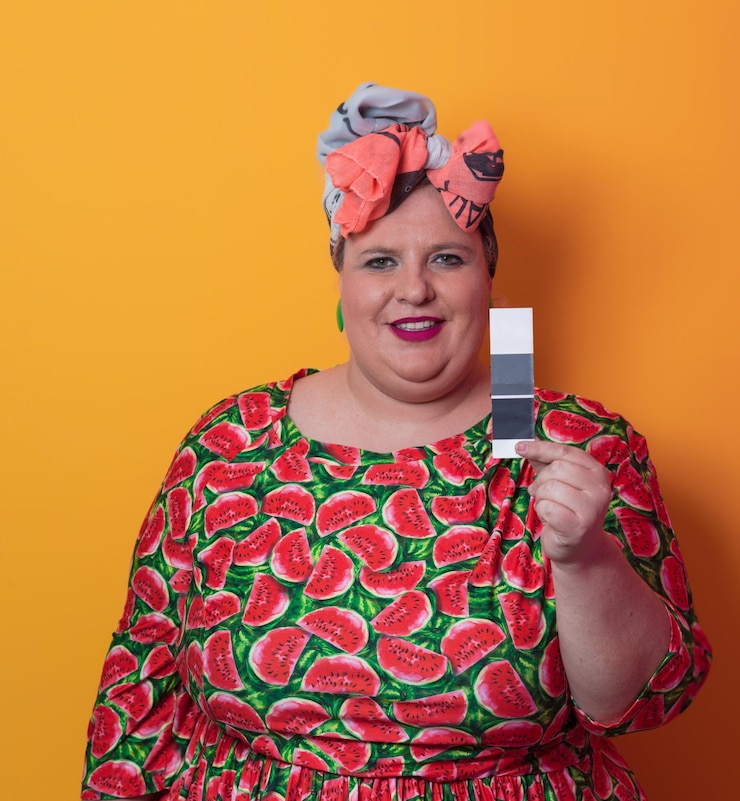 Foto funny plus size sexy modelo mulher com maquiagem à moda, elegante loira com excesso de peso em vestido colorido posando no fundo amarelo no estúdio. foto de alta qualidade