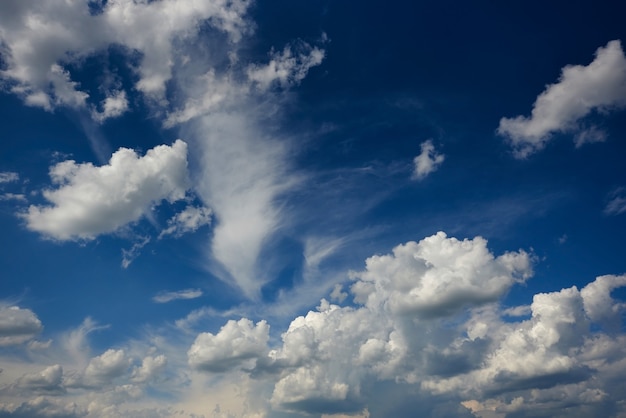 Furacão céu azul com nuvens brancas.