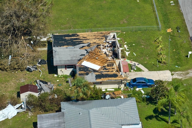 Furacão Ian destruiu o telhado da casa na área residencial da Flórida Desastre natural e suas consequências