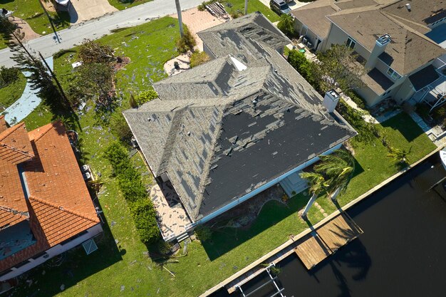 Furacão Ian destruiu o telhado da casa na área residencial da Flórida Desastre natural e suas consequências