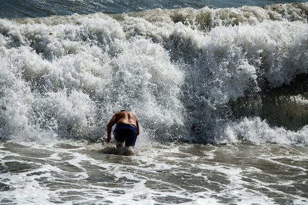 Furacão tropical do tsunami no mar