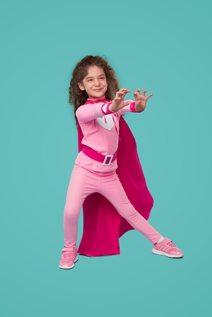 Furchtloses Superheldenmädchen im rosafarbenen Kostüm