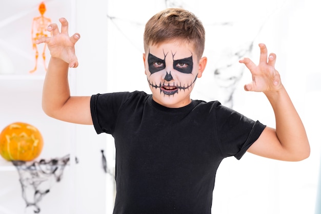 Furchtsamer Junge mit Halloween-Make-up