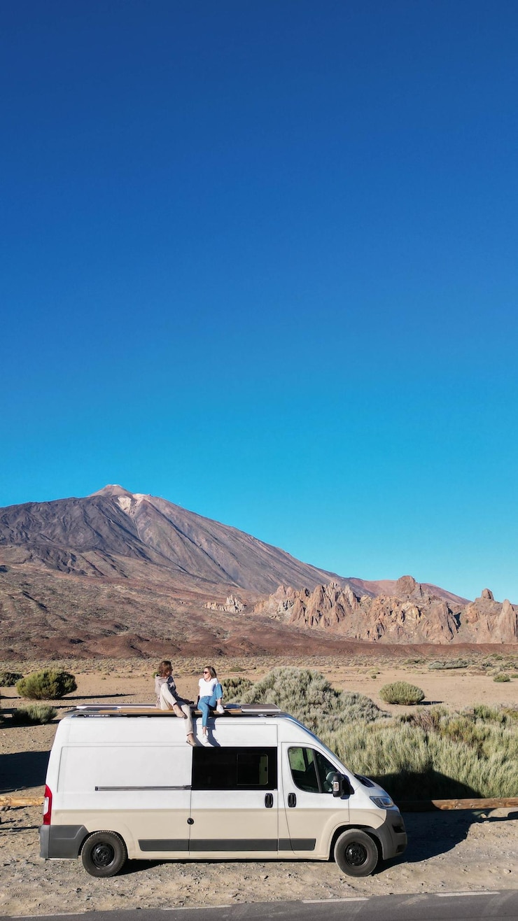 Foto furgoneta estacionada a un lado de la carretera en la vista de drones del volcán teide en tenerife