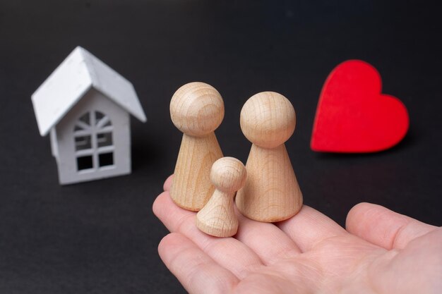 Furines de madera y casa con corazón de madera roja Casa de San Valentín