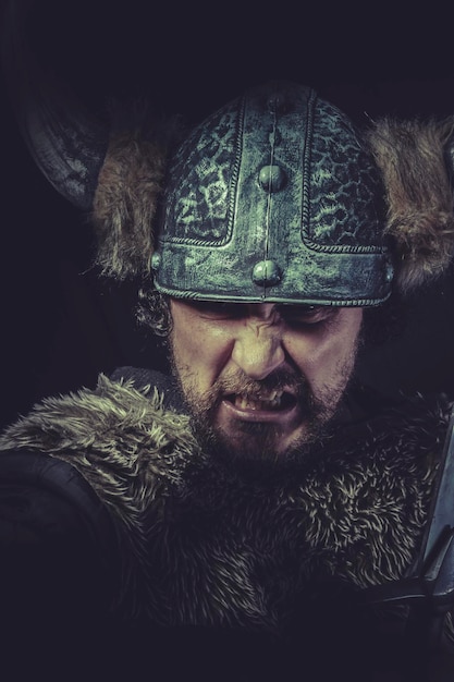 Furioso, disfraz, guerrero vikingo con una enorme espada y casco con cuernos