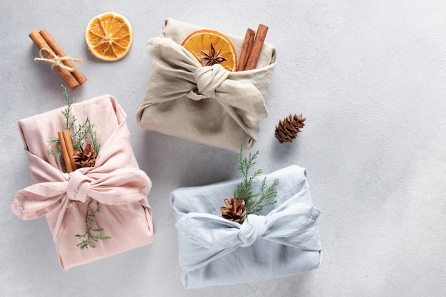 Furoshiki-Geschenke mit natürlichem Dekor auf grauem Hintergrund Zero Waste