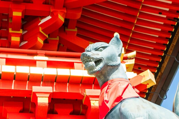 Fushimi Inari Stein Fuchs Guarda Holztore. Füchse werden geglaubt, um Boten von Gott zu sein.