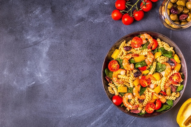 Fusili Nudelsalat mit Garnelen Tomaten Paprika Spinat Oliven