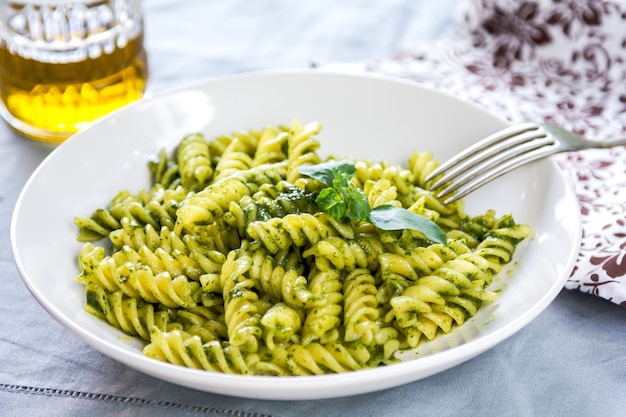 Fusilli al pesto con aceite de oliva y molinillo de pimienta