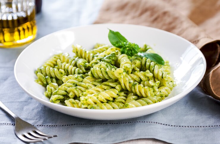 Fusilli al pesto con aceite de oliva y molinillo de pimienta