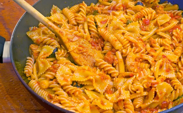 Fusilli y atún en una sartén