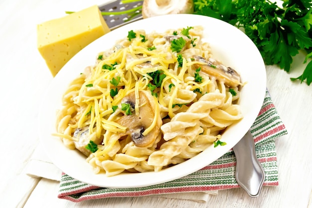 Fusilli con champiñones a bordo