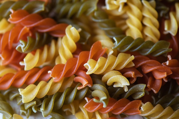 Fusilli colorido fondo de pasta torcida