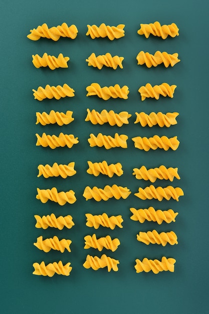 Foto fusilli com fundo verde