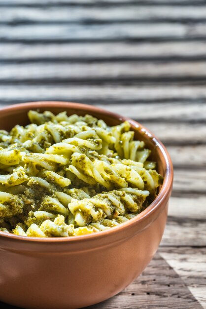 Fusilli com molho pesto no fundo de madeira