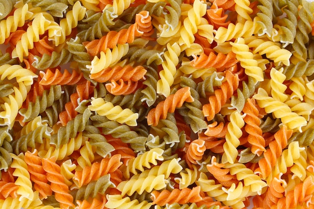 Fusilli crudos de macarrones en espiral