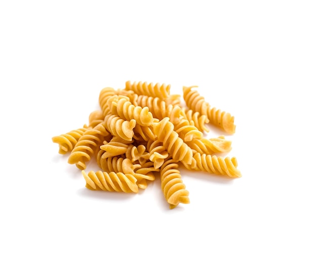 Fusilli de macarrão cru isolado no fundo branco