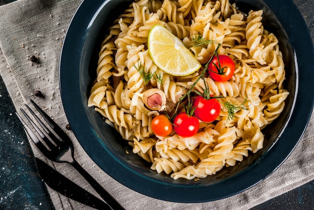 Fusilli de massa italiana clássica caseira com legumes