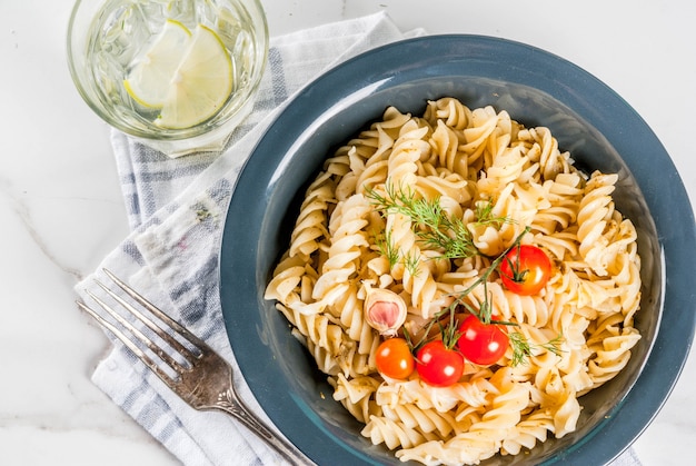 Fusilli de massa italiana clássica com legumes e azeite