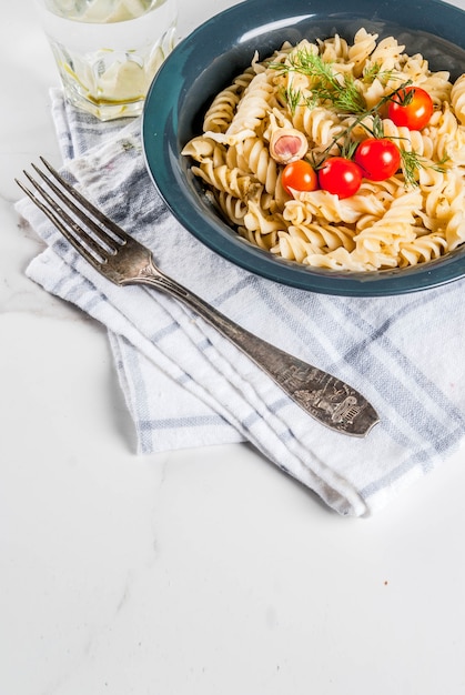 Fusilli de massa italiana clássica com legumes e azeite