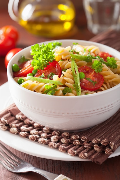 Fusilli de massa vegetariana com ervas de ervilhas