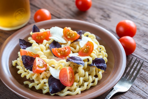 Fusilli lunghi com queijo e tomate cereja