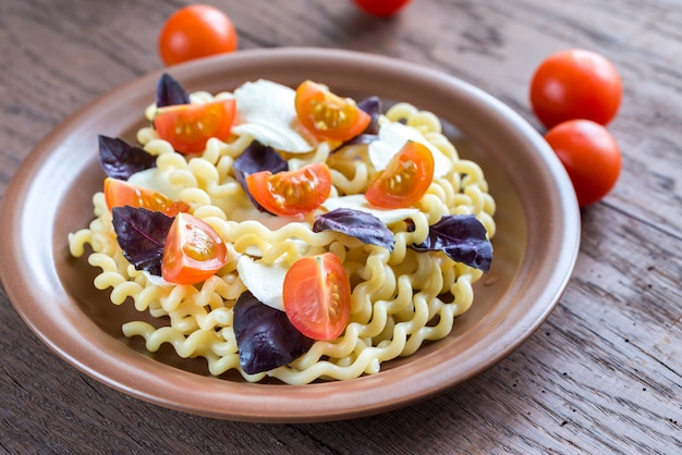 Fusilli Lunghi mit Käse und Kirschtomaten