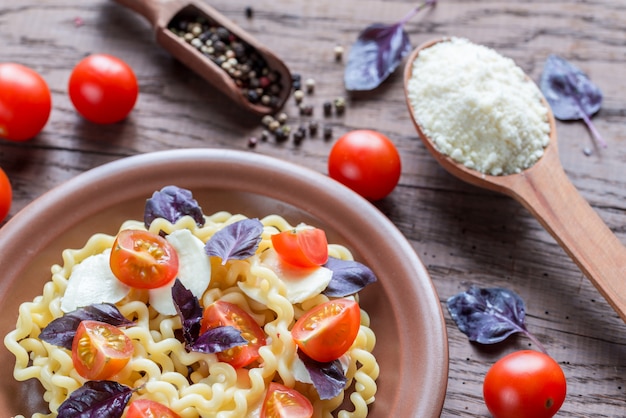 Fusilli Lunghi mit Käse und Kirschtomaten