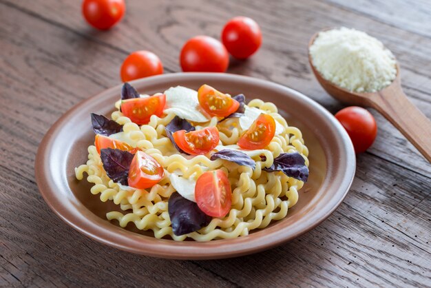 Fusilli lunghi con queso y tomates cherry