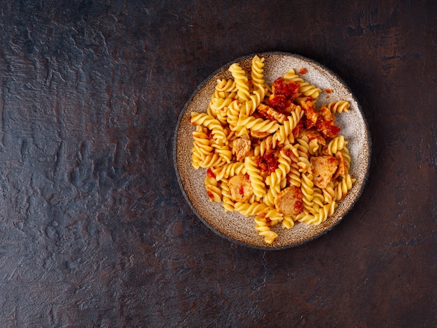 Fusilli macarrão com molho de tomate, filé de frango