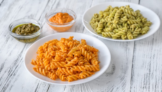 Fusilli mit traditionellem Pesto und Tomatenpesto