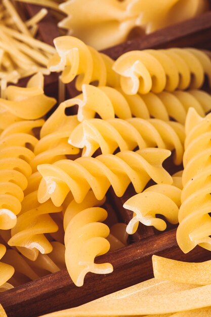 Fusilli Nudeln in der Holzkiste auf dem Tisch