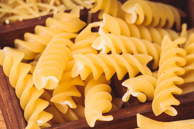 Fusilli Nudeln in der Holzkiste auf dem Tisch