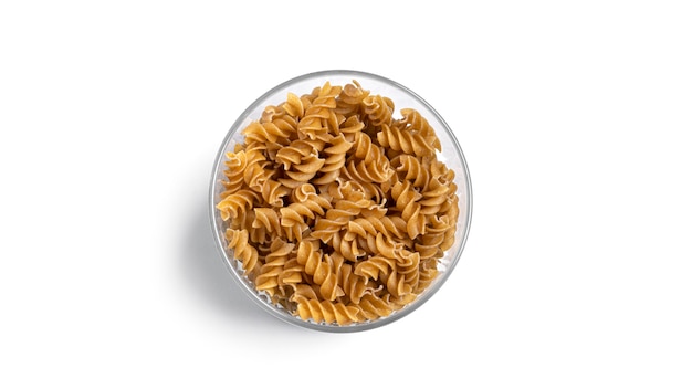 Fusilli-Nudeln in einem Glas isoliert.