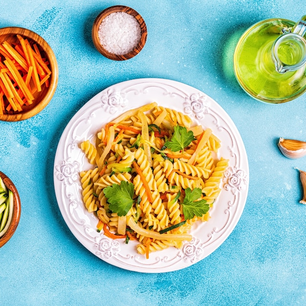 Fusilli Nudeln mit frischem Gemüse